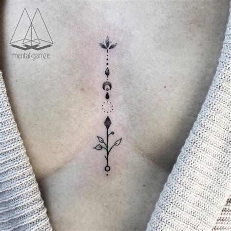 tatuajes en el medio de los senos|Increíbles ideas de tatuajes para el área media de los senos